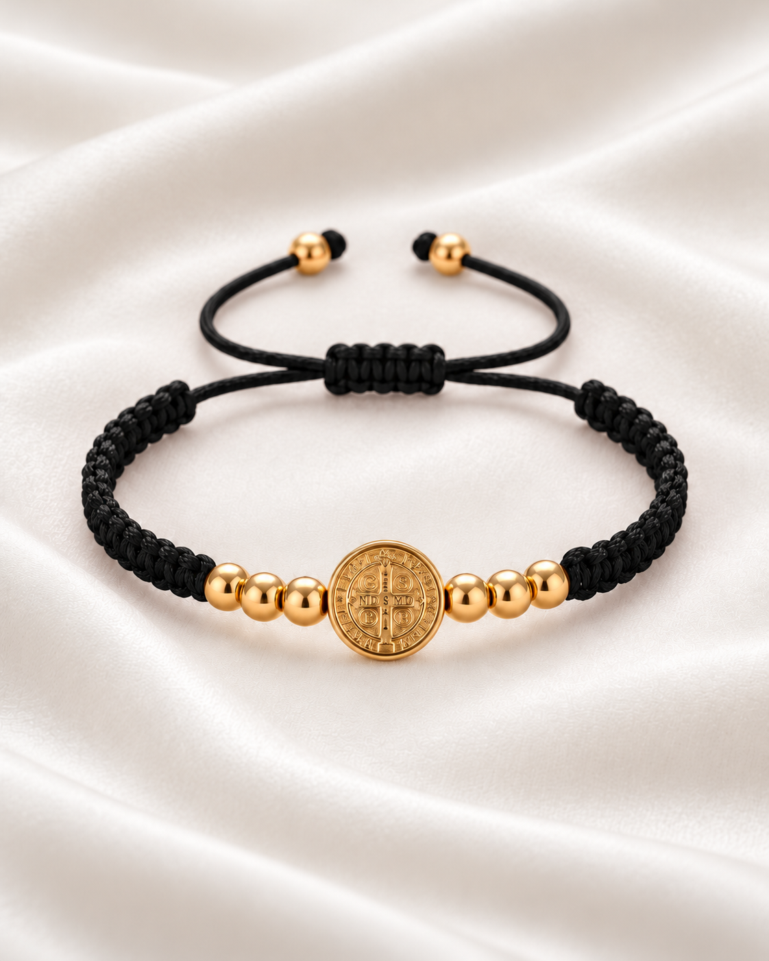 Pulsera negra tejida con medalla de San Benito y cuentas doradas
