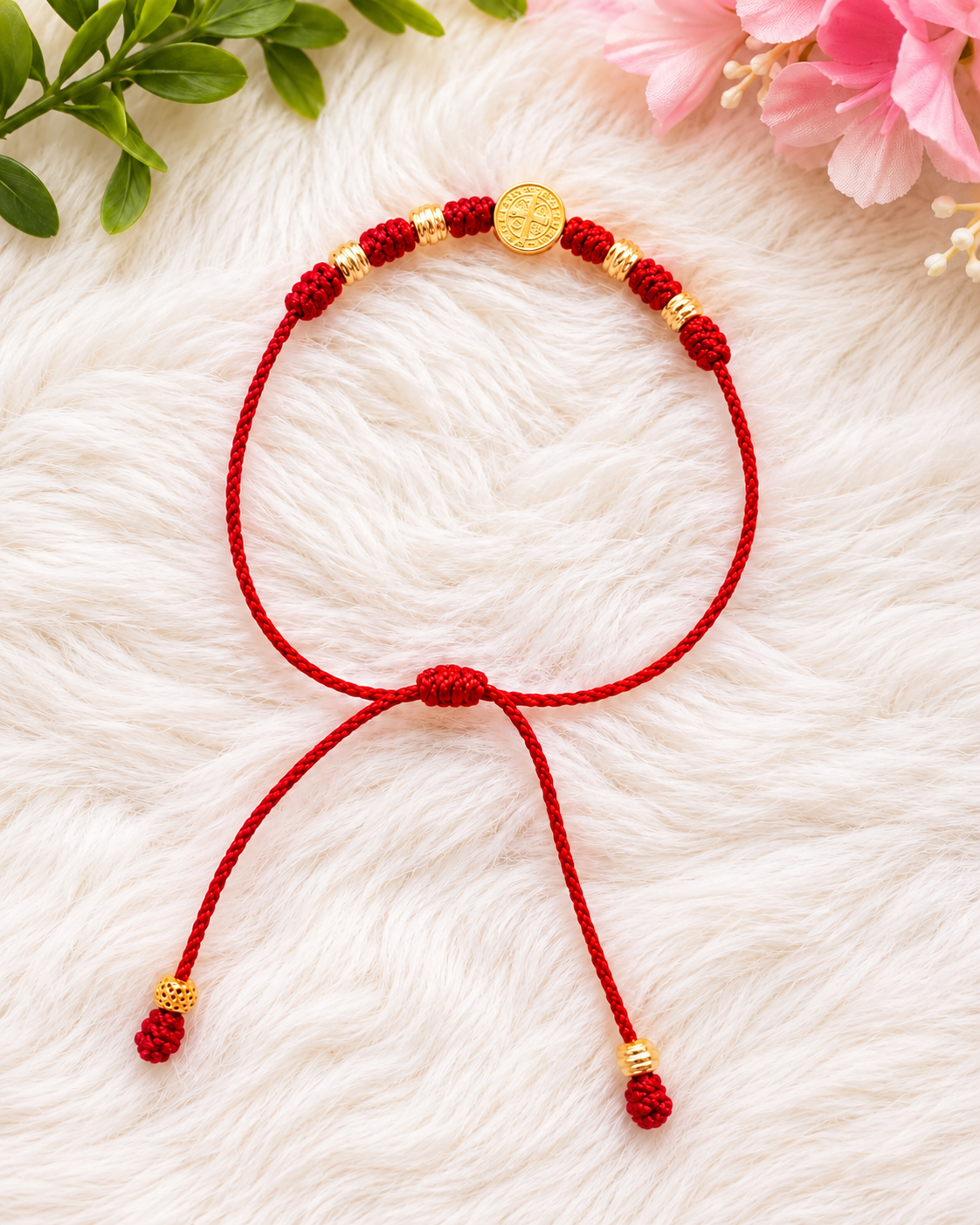 Pulsera roja con siete nudos, detalles dorados y medalla de San Benito